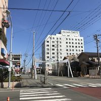 近鉄伊勢市駅を出て線路沿いを歩くと、ホテルが見えます。