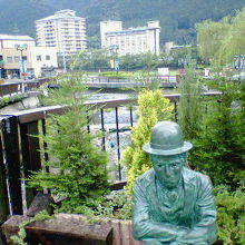 下に流れる川や河口方面の見通しもいいです。