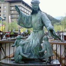 ぱっと見は能役者か何かと思いましたが…