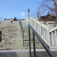 長い階段を登ると法多山に着きます