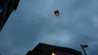 線路脇にランタンあげの店がいっぱい