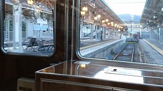 駅の照明が和風