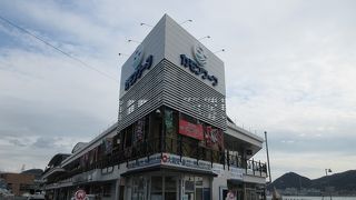 すぐ横からは門司港行きの連絡船が発着しています。