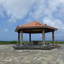 断崖上にある東屋。