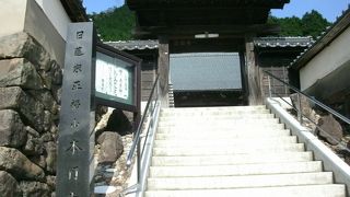 山門や本堂には、見ごたえのある彫り物がありました