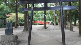 諏訪大社の隣に