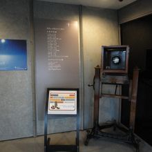 玄関内　大型のクラッシックカメラが出迎えてくれます