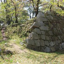 故意に壊されて放置してる石垣の謎！？