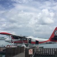 リゾートへ向かう水上飛行機