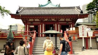 不忍之池弁天堂にずらっと並んだ塚と石碑