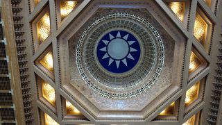 ここの天井と池、回廊が好きです