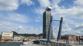 優美な良く線を描く歩行者専用の跳ね橋です。