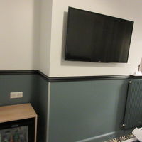 壁掛けテレビ。左下が冷蔵庫