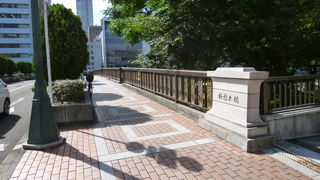 中之島公会堂のすぐ南。