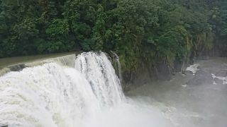 雨の日だったので水量が多く大瀑布という感じでした