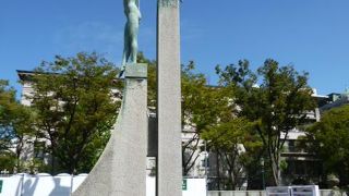 天に向かって腕を伸ばした二人の婦人の像。