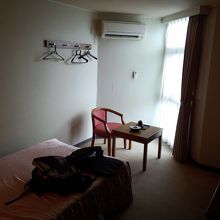 ドア側から窓方向を見る。