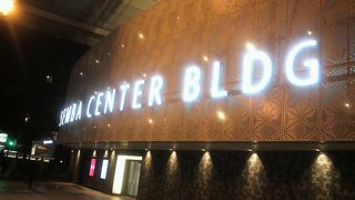 夜に行くと閑散としています。