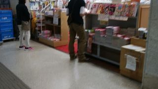 スーツケースを持っていると入店しにくい