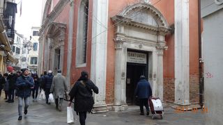 リアルト橋の近くです。といっても５～６分ほど歩きますが。