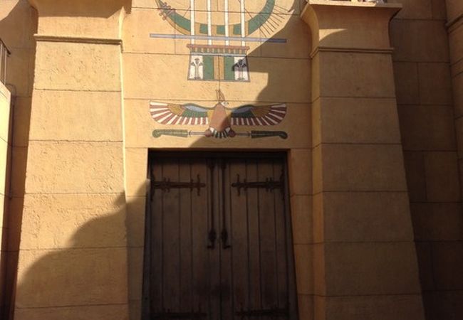 エジプト風のテーマパークテイストな映画館