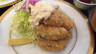 住宅地に移転した人気の洋食店です。