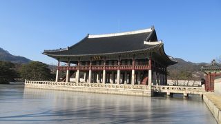 宮中の宴が催された優美な楼閣。