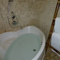 広いバスタブで、同施設内に有るクプクプバロンのバスタブより良