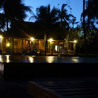 夜のレストランとプール