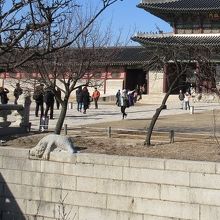 橋のたもとの目立たない場所にも珍獣が。