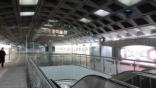 景福宮への最寄り駅、長い地下通路で５番出口を目指しましょう。