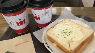 カフェでゆっくり朝ごはん