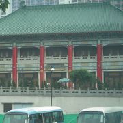 昔ながらの九龍の郊外にある香港最大の道教寺院です。