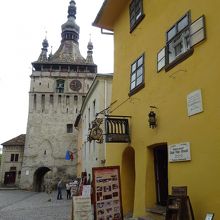 時計塔の目の前にある黄色い建物です。