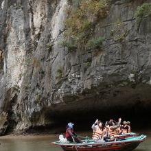 洞窟をくぐると秘密の場所に