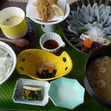 沢山の料理がのった庄内ふぐ定食です