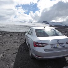 道路終点の向こうに広がるラングヨークトル氷河