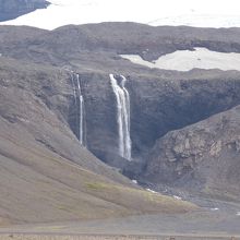 氷河が解けた水が落下する滝もありました