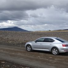 ダート道をこの車で走り、約50 kmを無事に往復