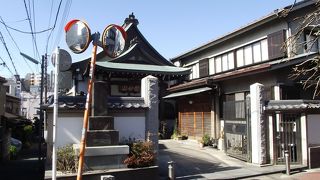 谷中ぎんざ商店街と背中合わせになっている顯本法華宗の寺院です
