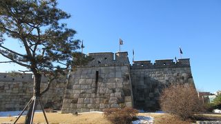 城壁らしい切れ込みの入った砲台です。