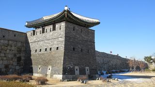 華虹門から長安門に至る途中にあり、朱色の柱に灰色の瓦の建築です