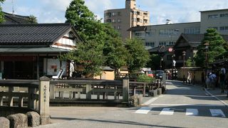 武家屋敷を涼やかに流れます