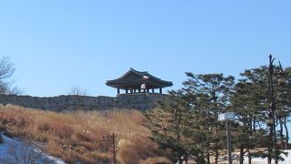 急坂の上にある見晴らし台。