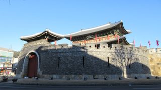 水原華城を代表する建物の一つで、韓国国宝４０２号に指定されています。