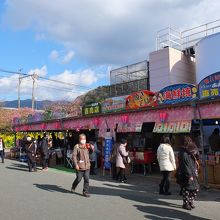 色々なお店が並ぶ