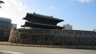 意外と小ぶりな城門でした。