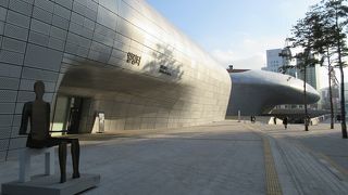 とても斬新でインパクトのある建物です。