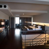 細長い部屋。リビングスペースからベッドルーム側をみたところ