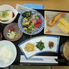 朝食　和定食　メニュー豊富でこちらも家庭的なお味です